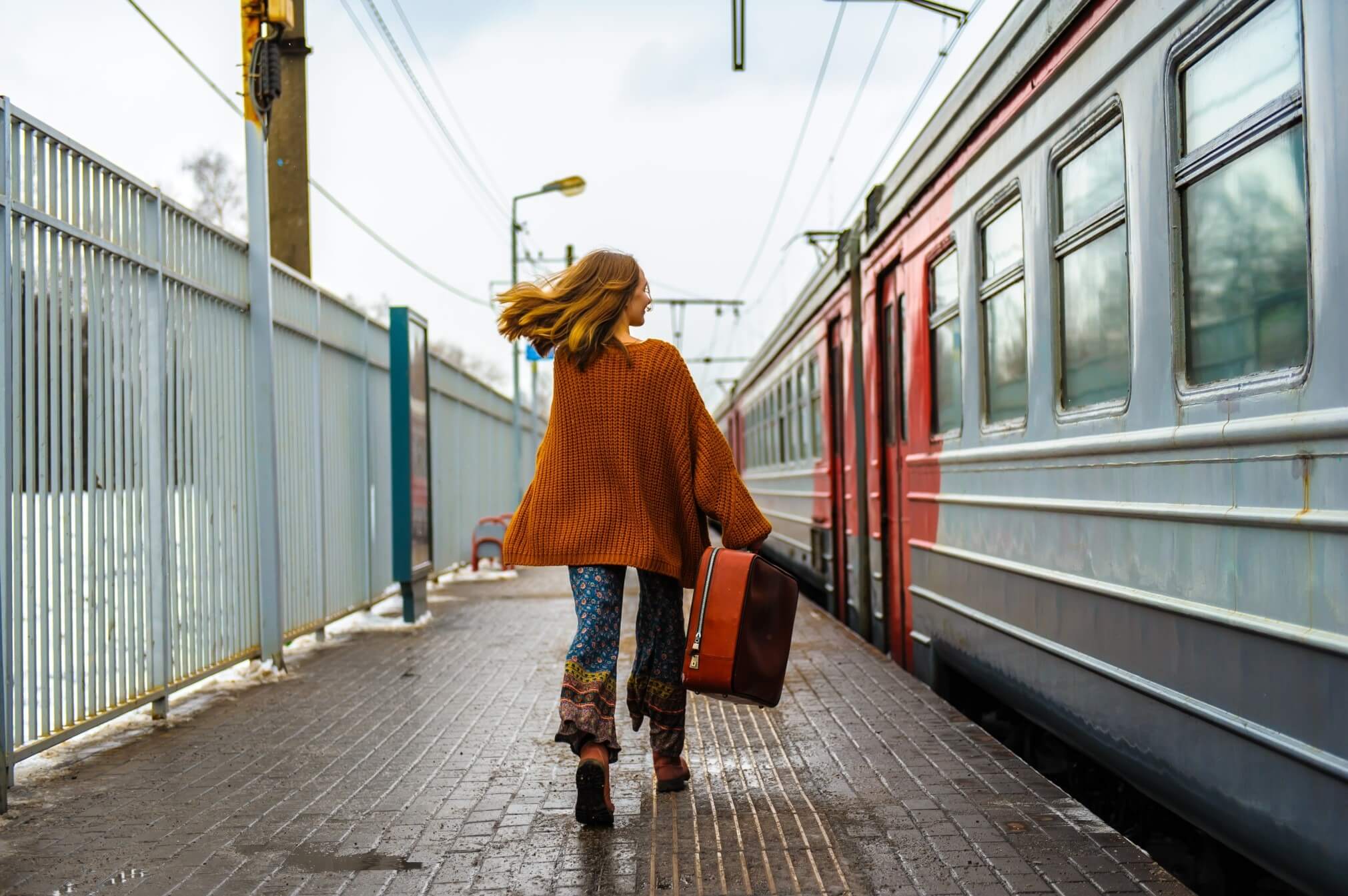 Реалистичные ожидания. Девушка в поезде осенью. Девушка - путешественница поезд осень. Full travel